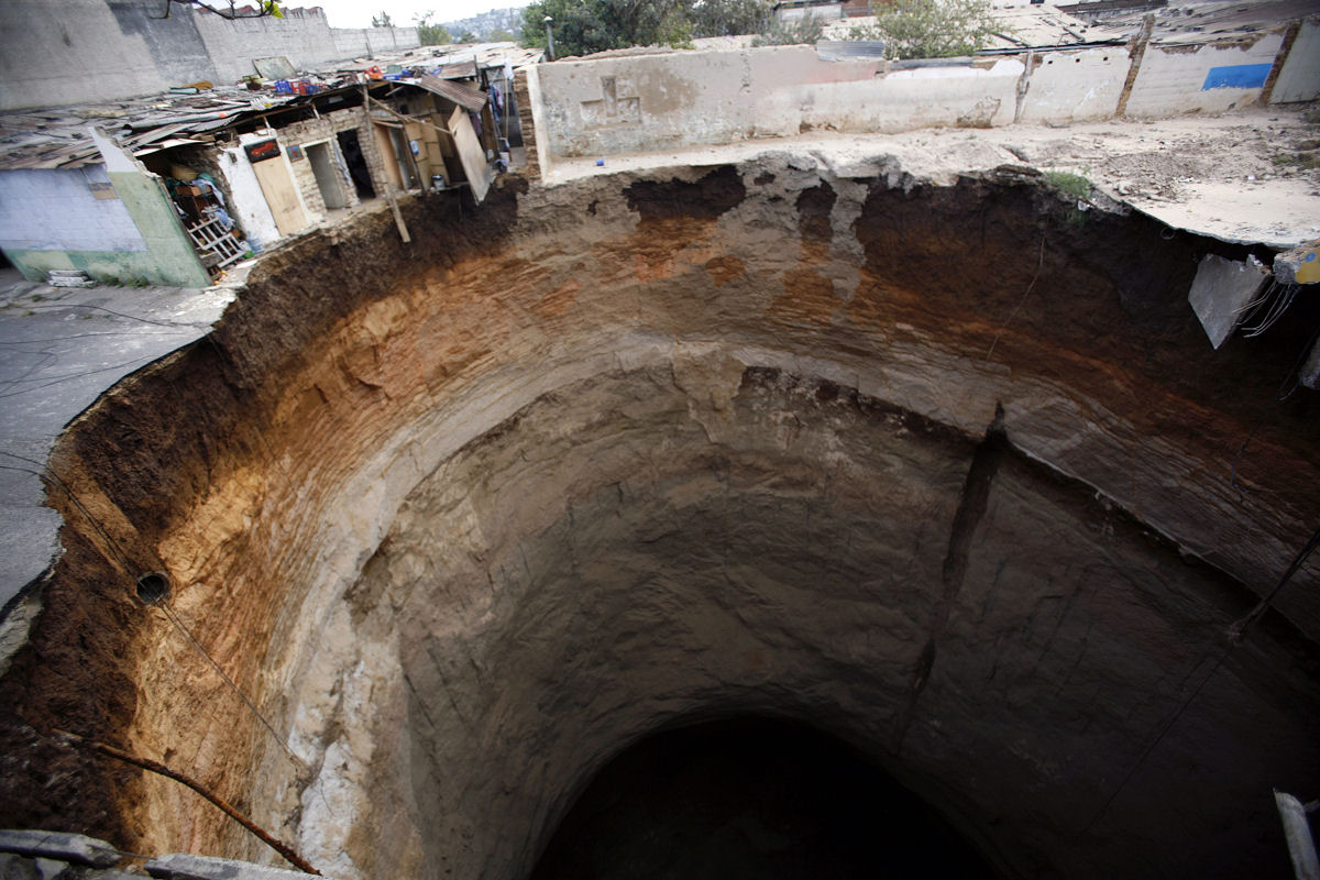 How Big Is The 2010 Guatemalan Sinkhole Robert Kaplinsky