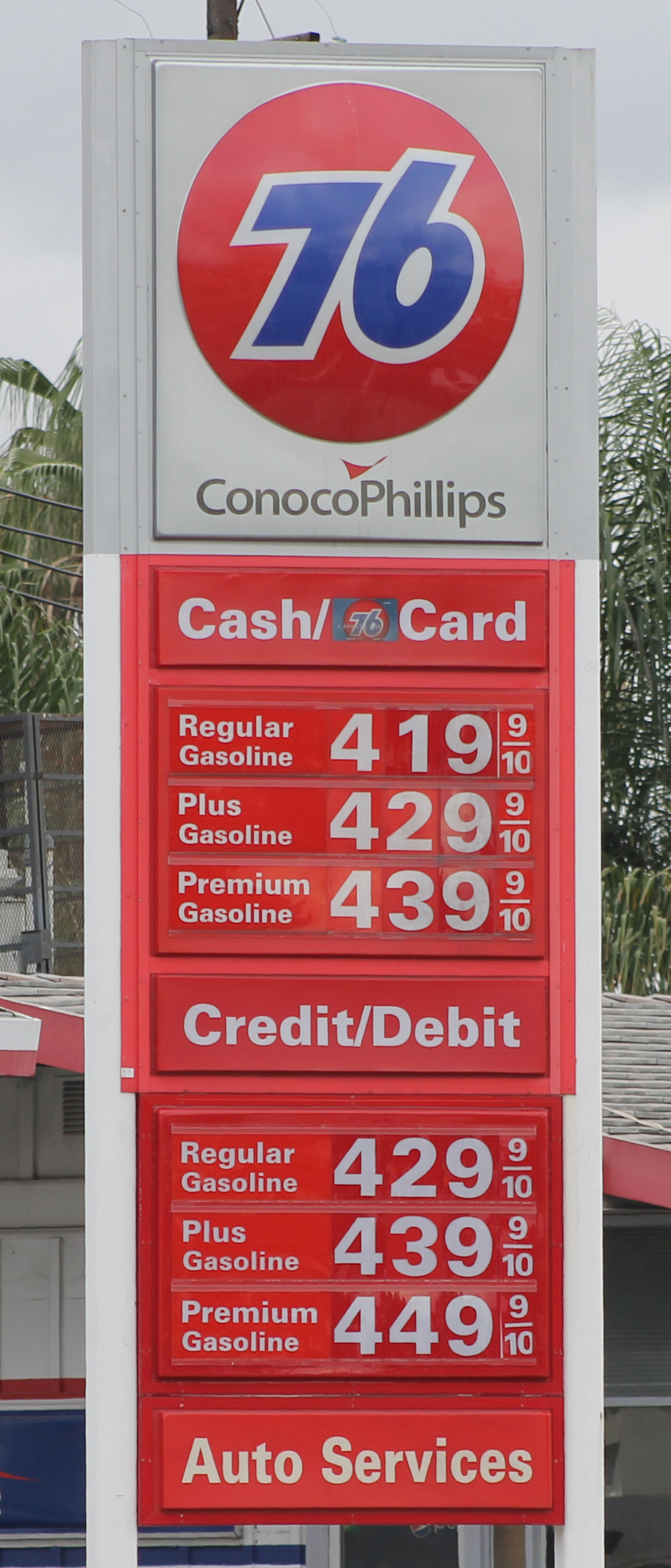 Is it cheaper to pay for gas with cash or credit?